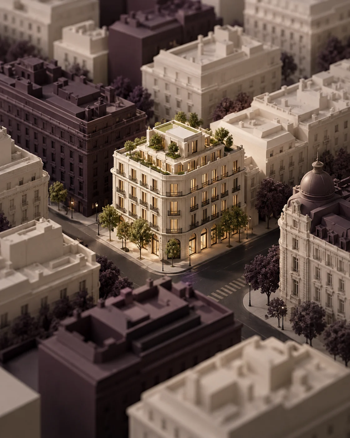 Maqueta de una manzana urbana de corte clásico: en la esquina, un edificio iluminado con cubierta ajardinada destaca entre los bloques en penumbra.